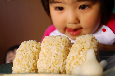 おにぎりと少女